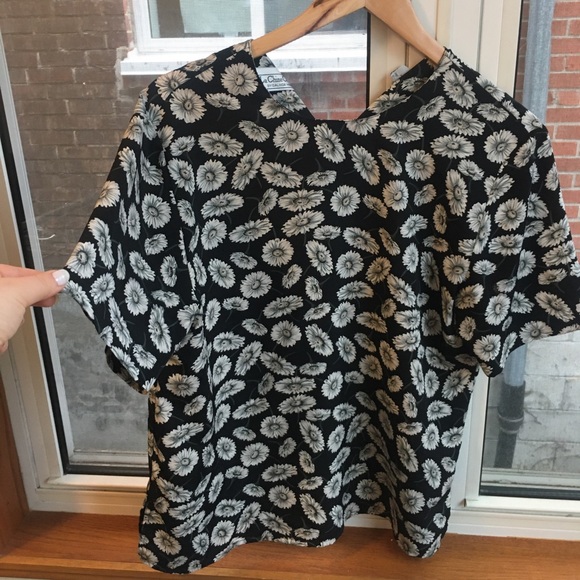 Tops - Cute floral vintage top